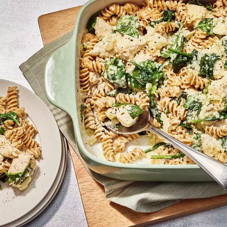 ewl creamy garlic parmesan chicken and spinach pasta bake beauty 551 preview maxwidth 4000 maxheight 4000 ppi 300 quality 100 b697a9cc28ad4c34a286ceea9c37f858