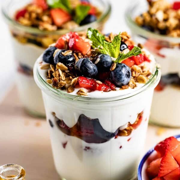 greek yogurt parfait with fruit 600x600